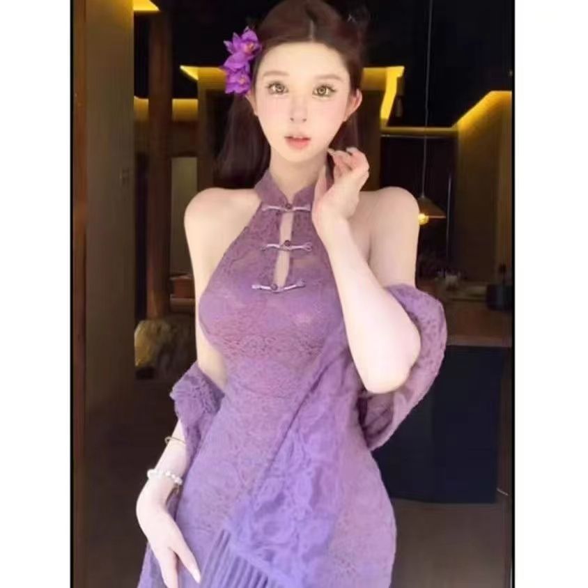 新中式掛脖鏤空露肩蕾絲連衣裙女春夏新款修身顯瘦流蘇披肩兩件套