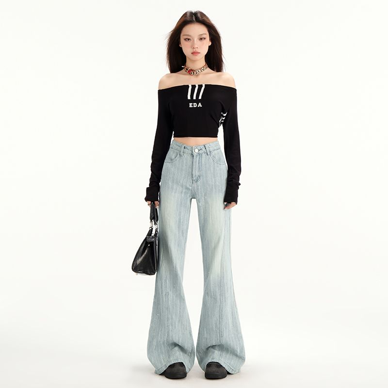 Real shot of 2025 spring fashion trend retro flip pocket design micro-flare jeans for women