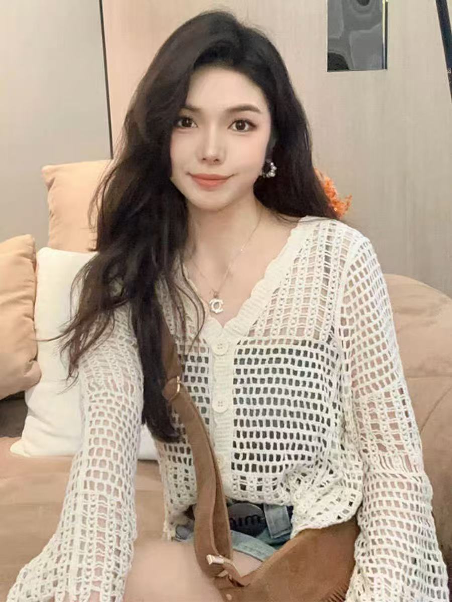2025 spring and summer V-neck long-sleeved mesh hollow sweater women's design sense French loose pullover air conditioning shirt top