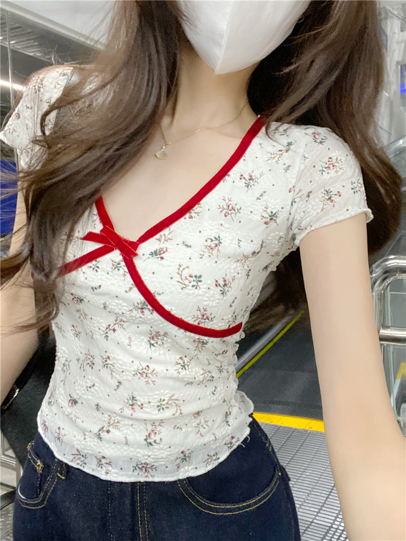 Real shot of sweet style contrasting floral short-sleeved T-shirt for women in summer sexy V-neck stretchy slim shoulders