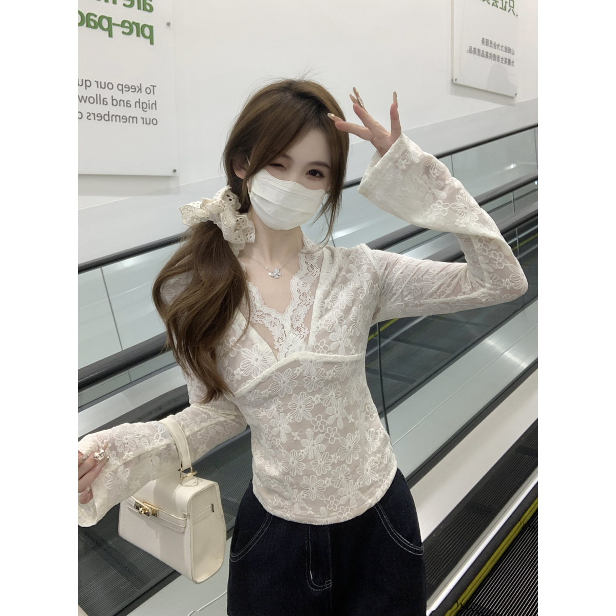 Real shot of 2025 spring Korean version pure lace sexy v-neck flared sleeve design inner long-sleeved T-shirt top