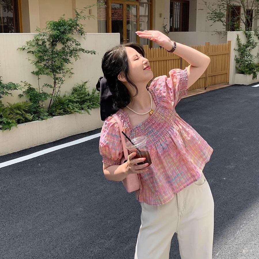 設計感一字領露肩泡泡袖上衣夏季2025新款褶皺格子襯衫女高腰小衫