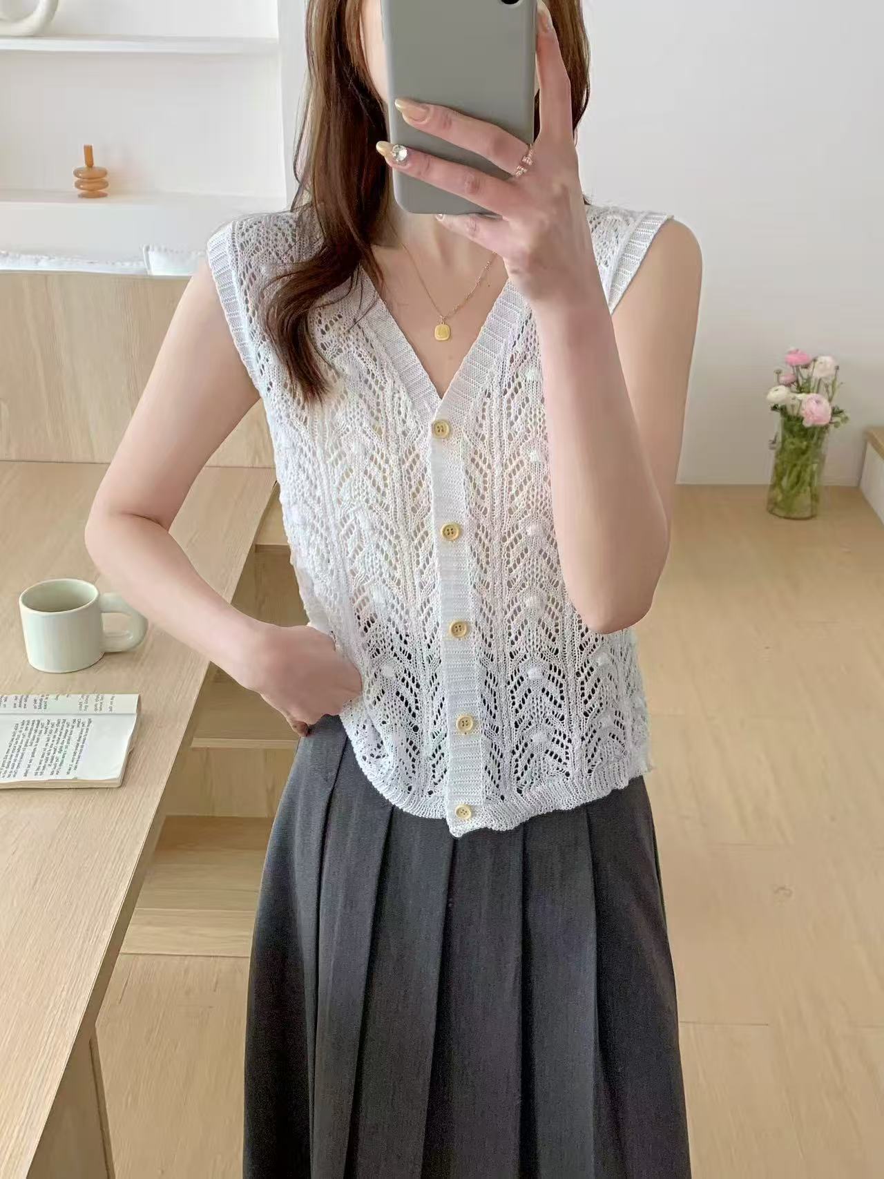All-match hollow knitted vest 2025 spring new loose and fashionable V-neck age-reducing top women's clothing ins trendy