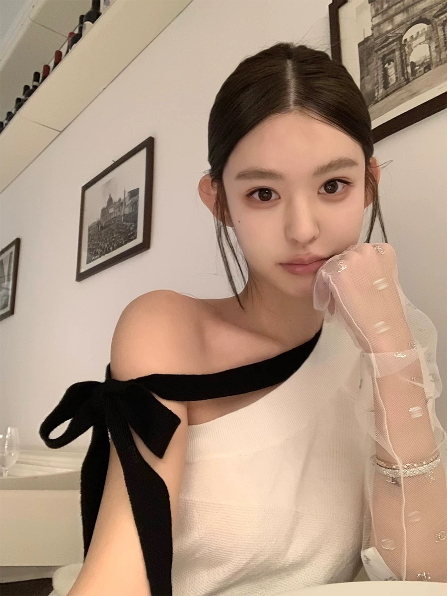早安樊樊 羊毛混紡多種系帶法斜肩中古小香針織上衣女春純欲短袖