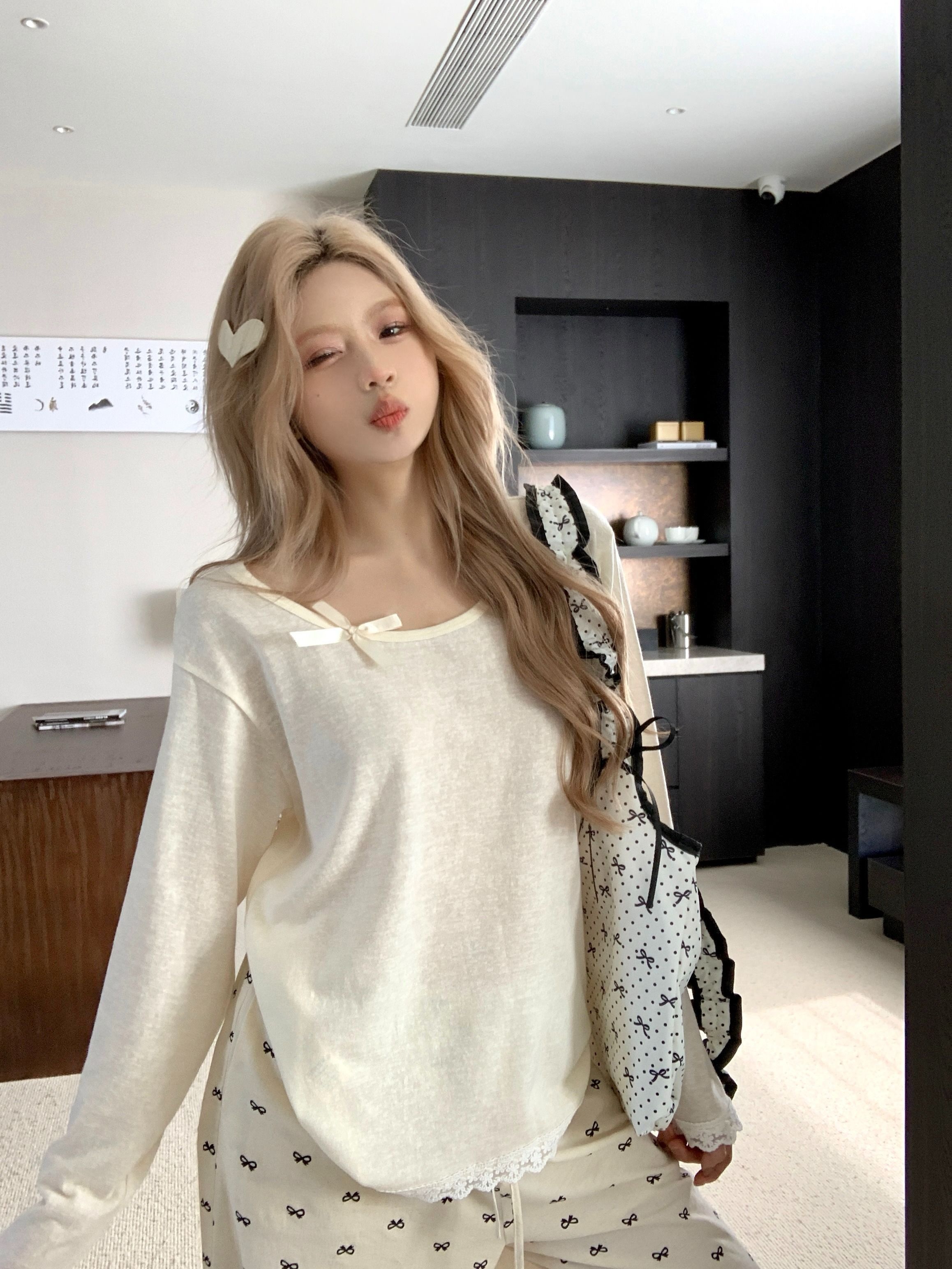 Original fabric white lace off-shoulder T-shirt for women early autumn chic sweet hot girls slim short off-shoulder top