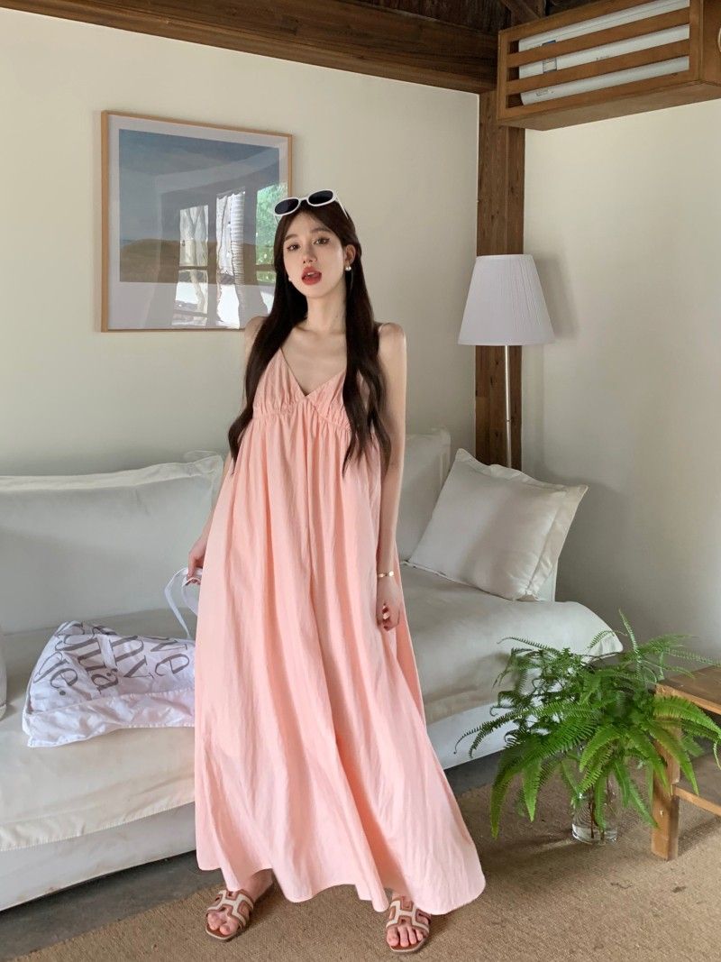 海邊度假風粉色吊帶連衣裙女夏季法式v領寬鬆顯瘦無袖沙灘長裙子