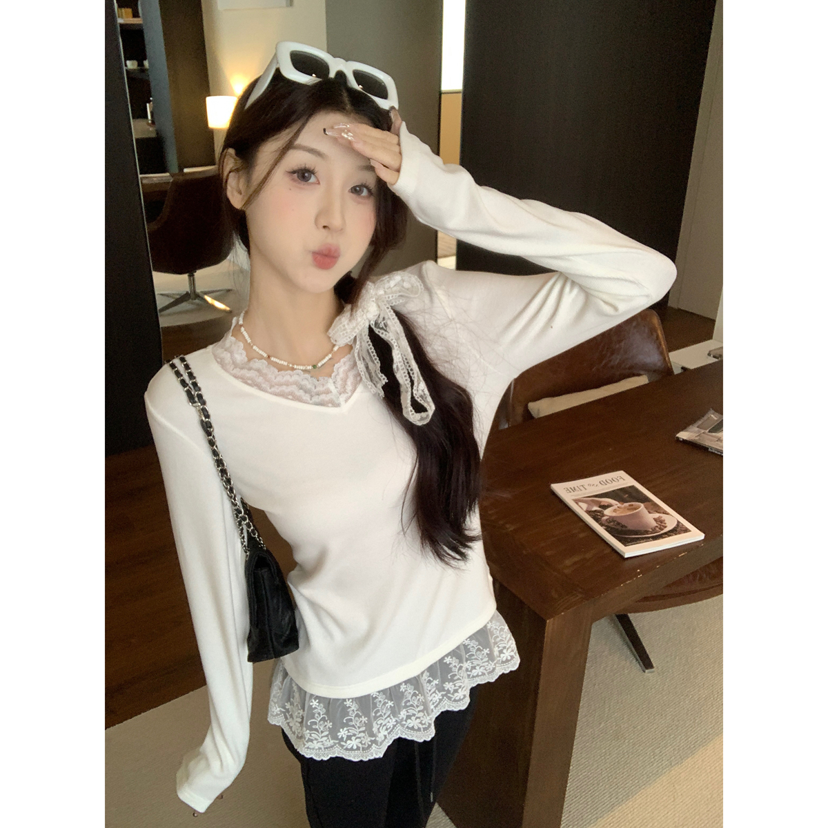 Real shot of spring Korean version of V-neck lace lace splicing loose age-reducing versatile long-sleeved base shirt T-shirt top