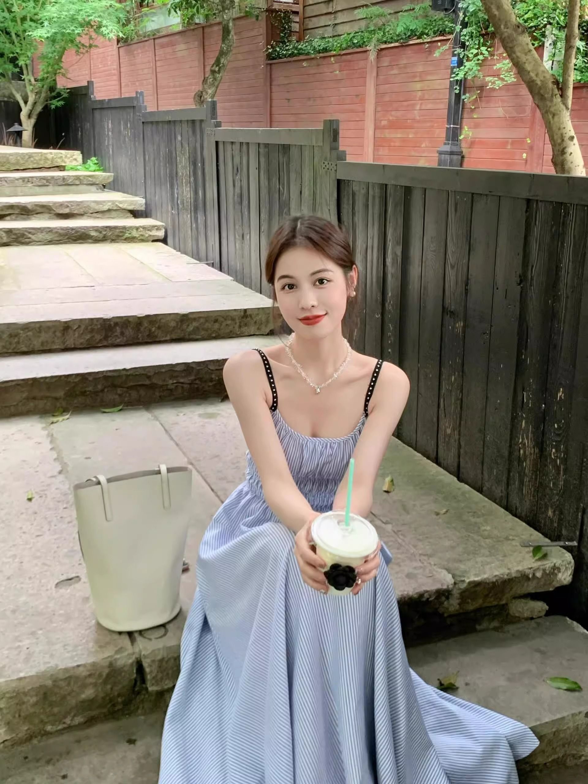 藍色吊帶連衣裙子女裝夏季2025新款法式海邊度假風沙灘收腰長裙子