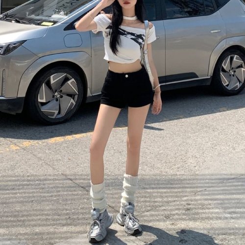 Casual minimalist fashionable high-waisted denim shorts for women, new spring and summer styles, tight-fitting and slimming A-line denim short hot pants trendy