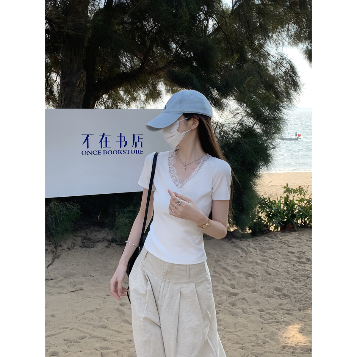 Real shot of 2025 spring and summer Korean version of lace edge v-neck gentle pure short-sleeved T-shirt top for women