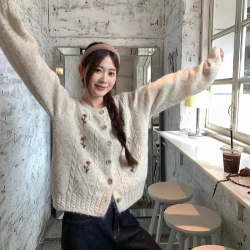 韓系溫柔立體鈎花毛衣外套女秋冬超好看軟糯針織開衫寬鬆短款上衣