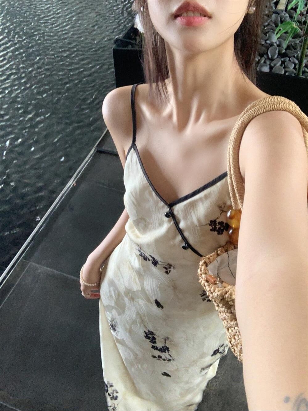 新中式印花吊帶連衣裙女夏季新款國風盤扣V領收腰顯瘦包臀長裙子