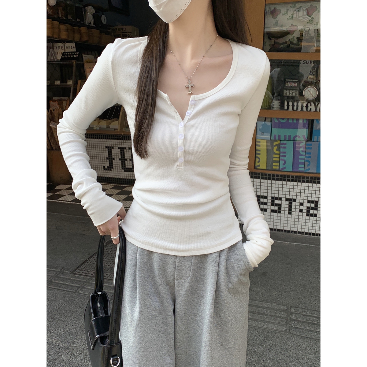 Real shot of the Korean style, versatile and elegant button design, long-sleeved inner long-sleeved T-shirt top for women