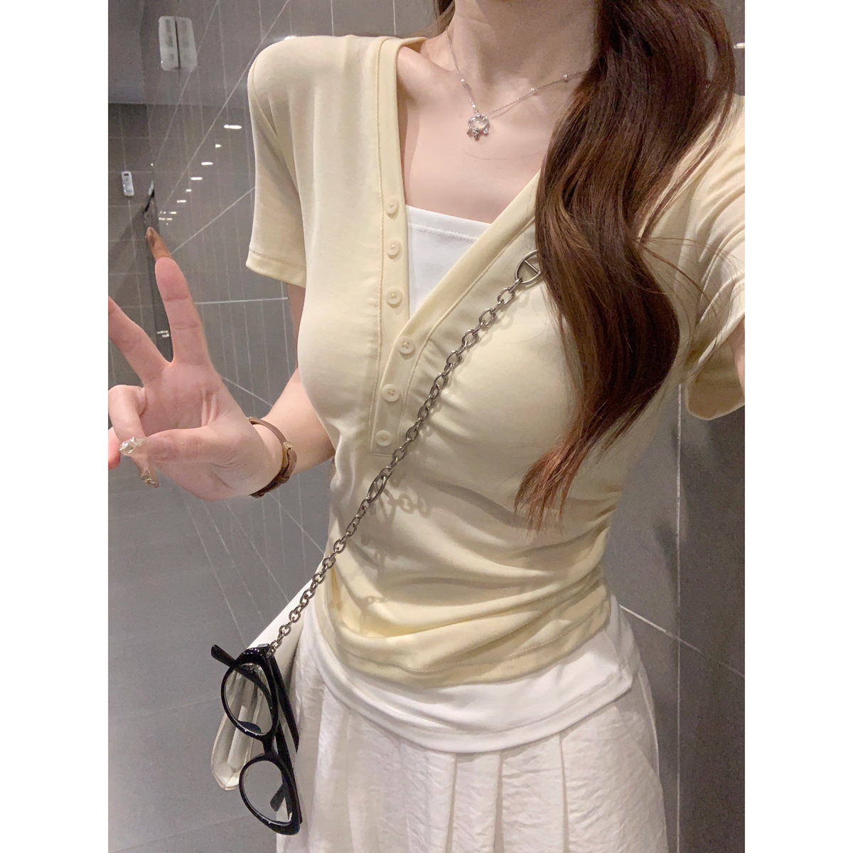Real shot of spring and summer Korean version contrasting buttons half-open neck temperament versatile slim short-sleeved T-shirt top for women