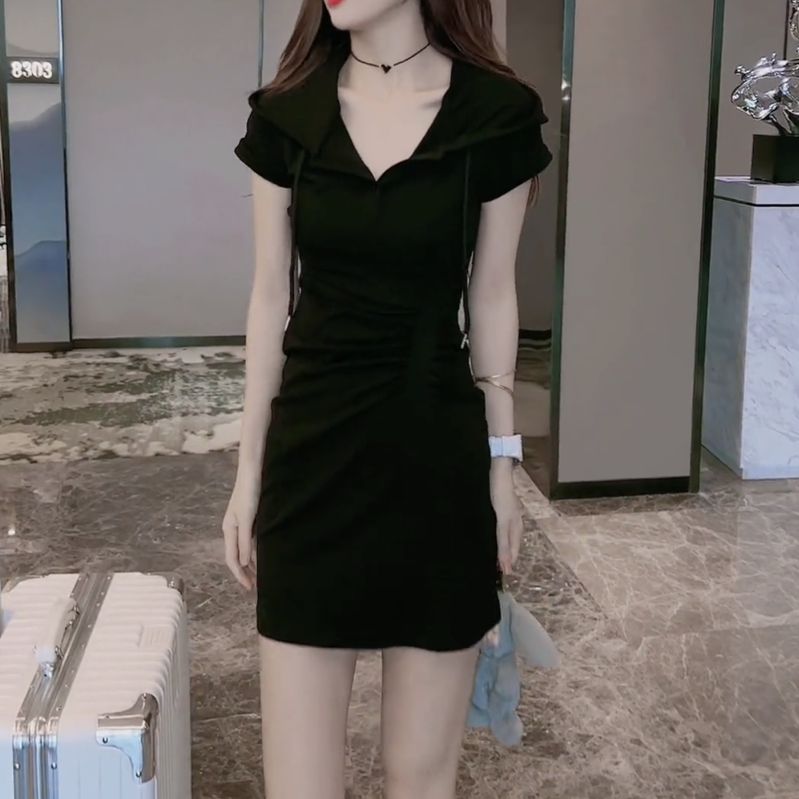 甜辣妹連帽連衣裙2025夏季新款設計感小個子收腰褶皺顯瘦V領短裙