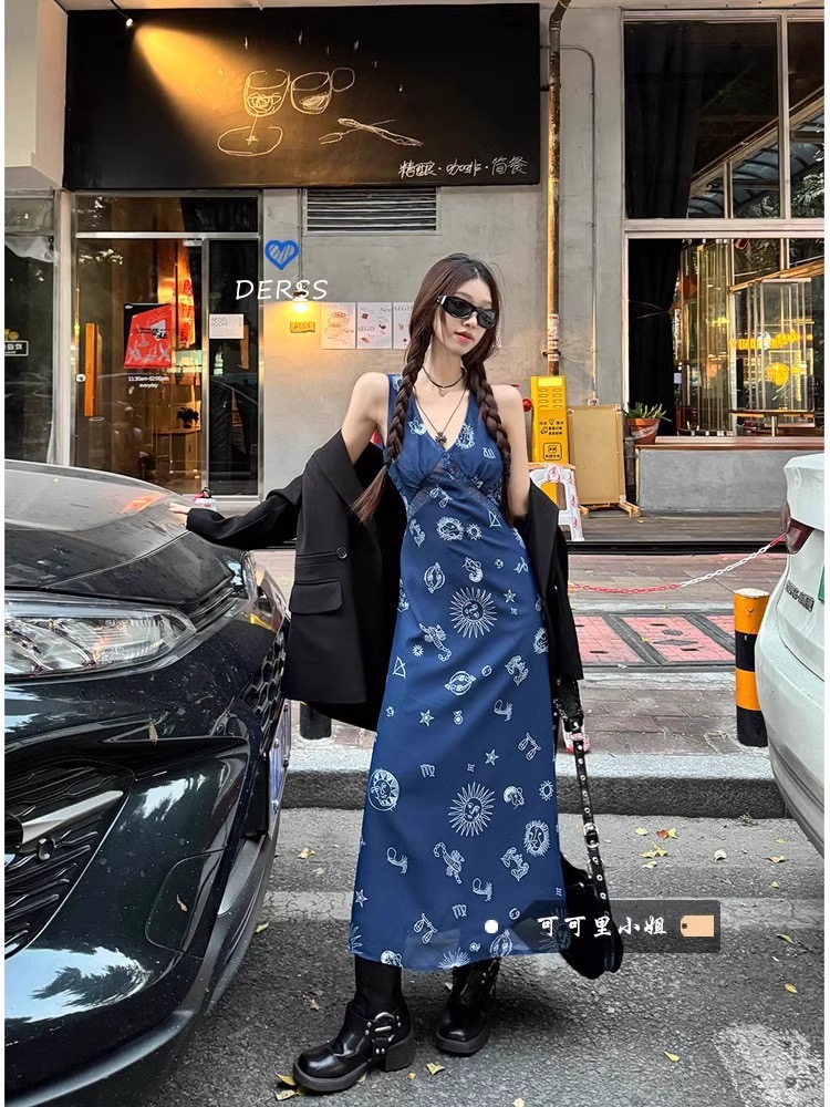 Retro V-neck vest dress for women 2025 spring new style waist-hugging and slim vacation style A-line suspender long skirt chic