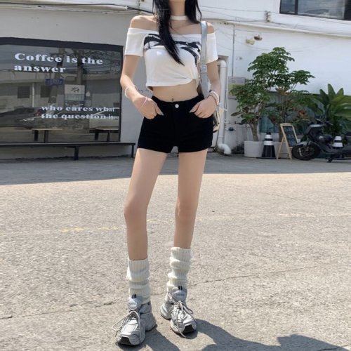 Casual minimalist fashionable high-waisted denim shorts for women, new spring and summer styles, tight-fitting and slimming A-line denim short hot pants trendy