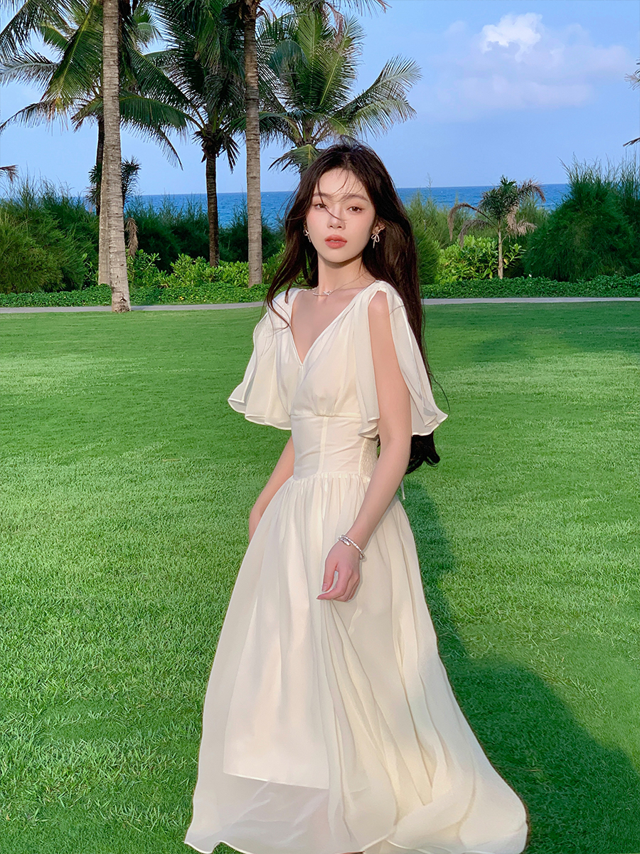 2025夏季氣質v領淺杏色雪紡吊帶連衣裙女高級感收腰過膝長款裙子