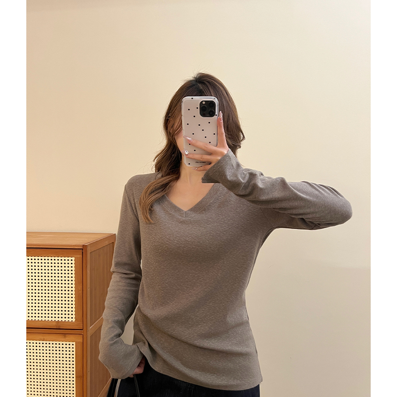Real photo of V-neck exposing collarbone long-sleeved base shirt for women in spring, high-end casual and loose long-sleeved T-shirt top