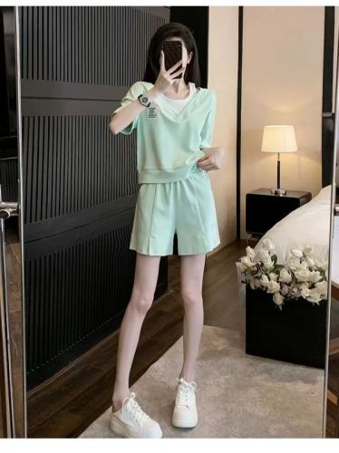 Women's Summer Hong Kong Style Loose Running Salt and Striped Short Sleeve Short Shorts Two-Piece Set 2025 New Leisure Sports Suit