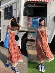 格子長裙2025夏新款蕾絲V領修身高腰茶歇法式格子吊帶連衣裙女