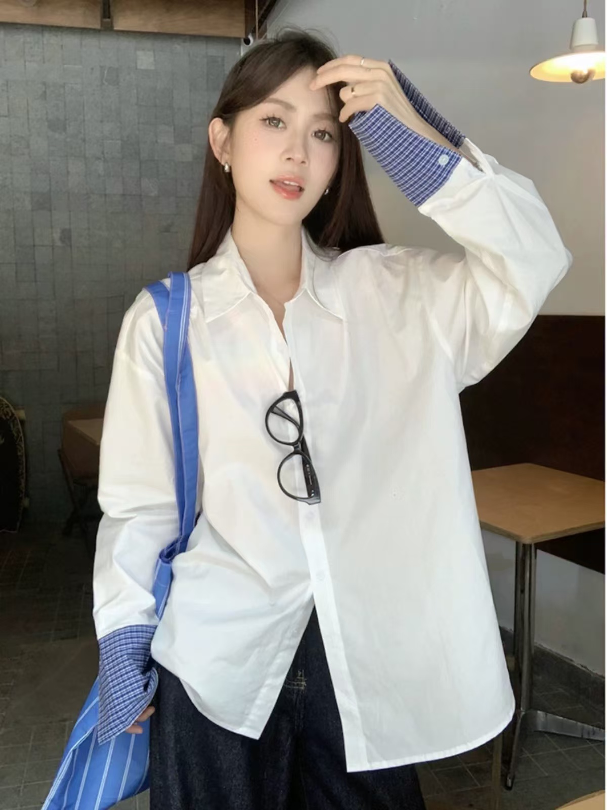 袖口拼接格子長袖襯衫女秋季新款慵懶風外穿百搭中長款上衣潮