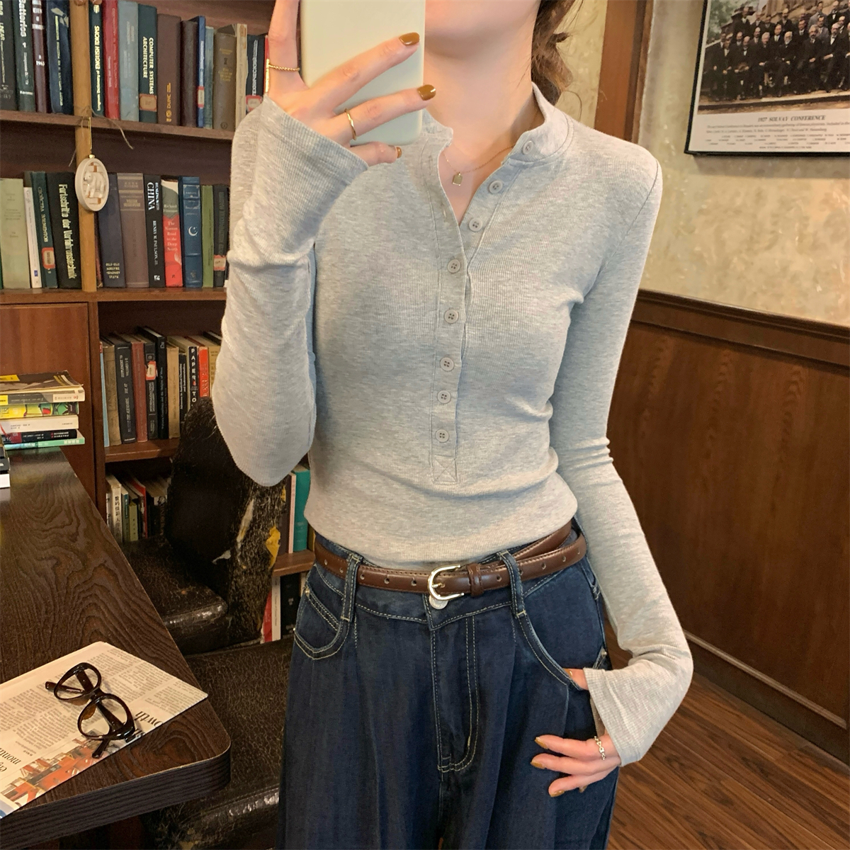 Real shot of early spring Korean style slim shoulder-right temperament button design slim bottom shirt long-sleeved T-shirt top