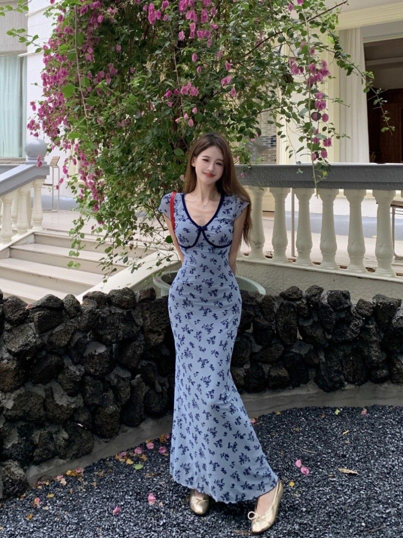 茶歇法式藍色碎花連衣裙子女夏季2025新款設計感v領收腰包臀長裙
