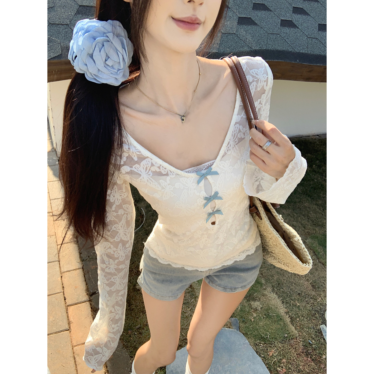 Real shot of spring Korean version of V-neck pure lace hollow bow with strapless breasts for women