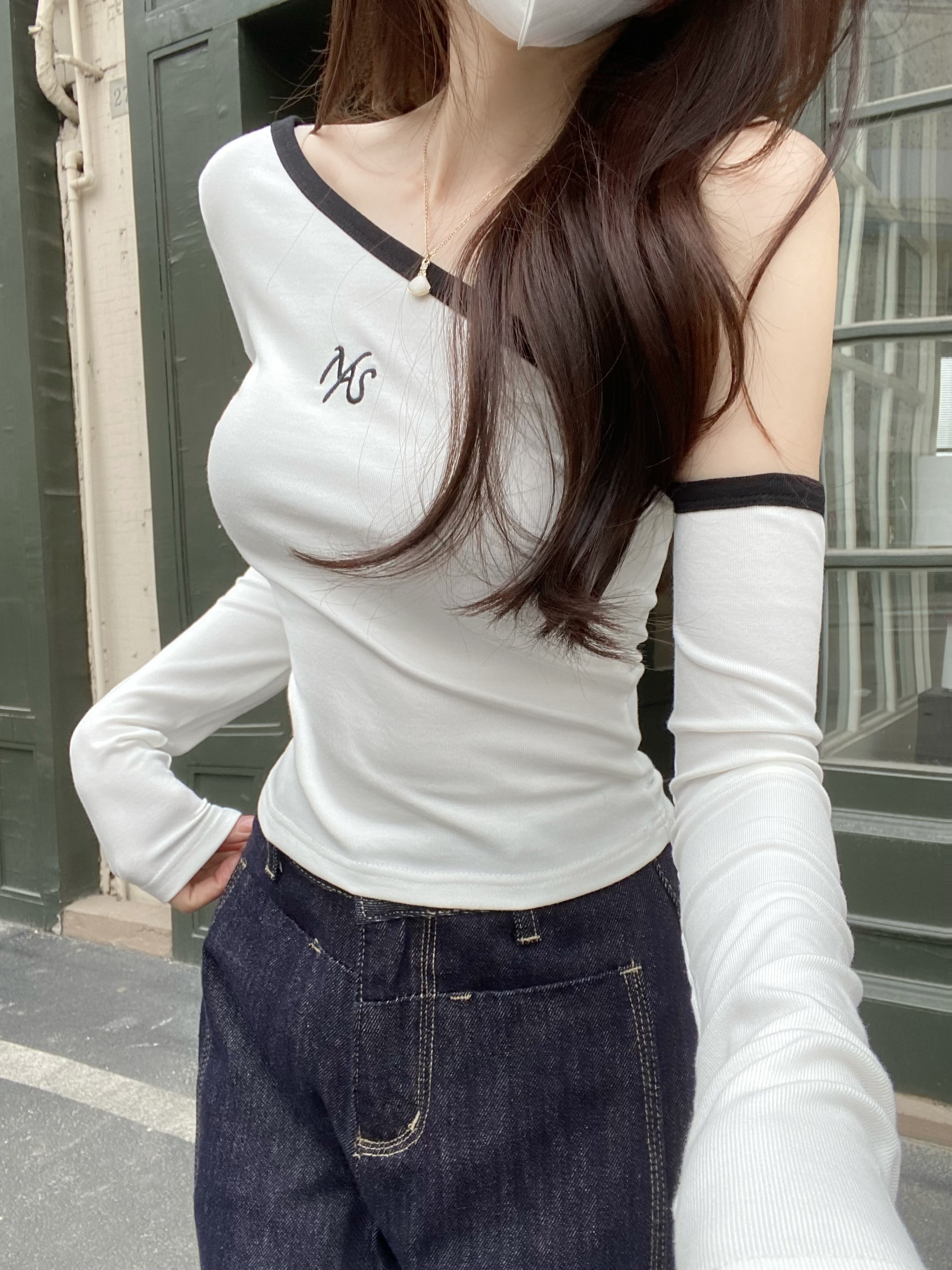 Real shot of hot girls off-shoulder long-sleeved sweater slim fit and slim inner bottom shirt off-shoulder short top trendy