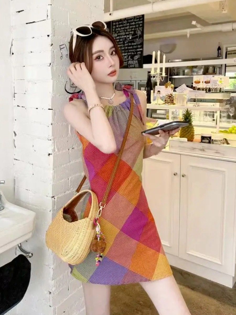 多巴胺穿搭掛脖無袖格子連衣裙女夏季漂亮獨特設計感收腰氣質裙子