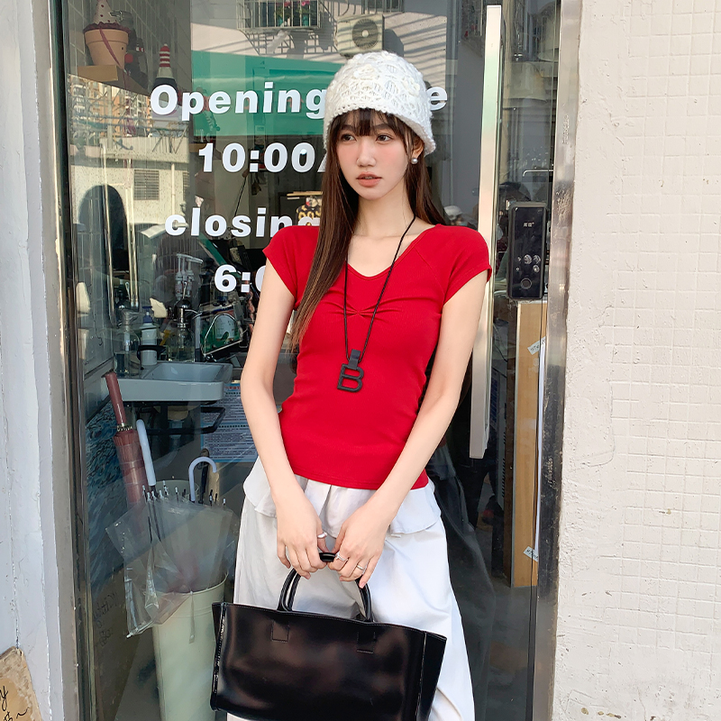 Real photo of V-neck short-sleeved T-shirt for women in summer 2025 new design niche slim fit tight body shirt top