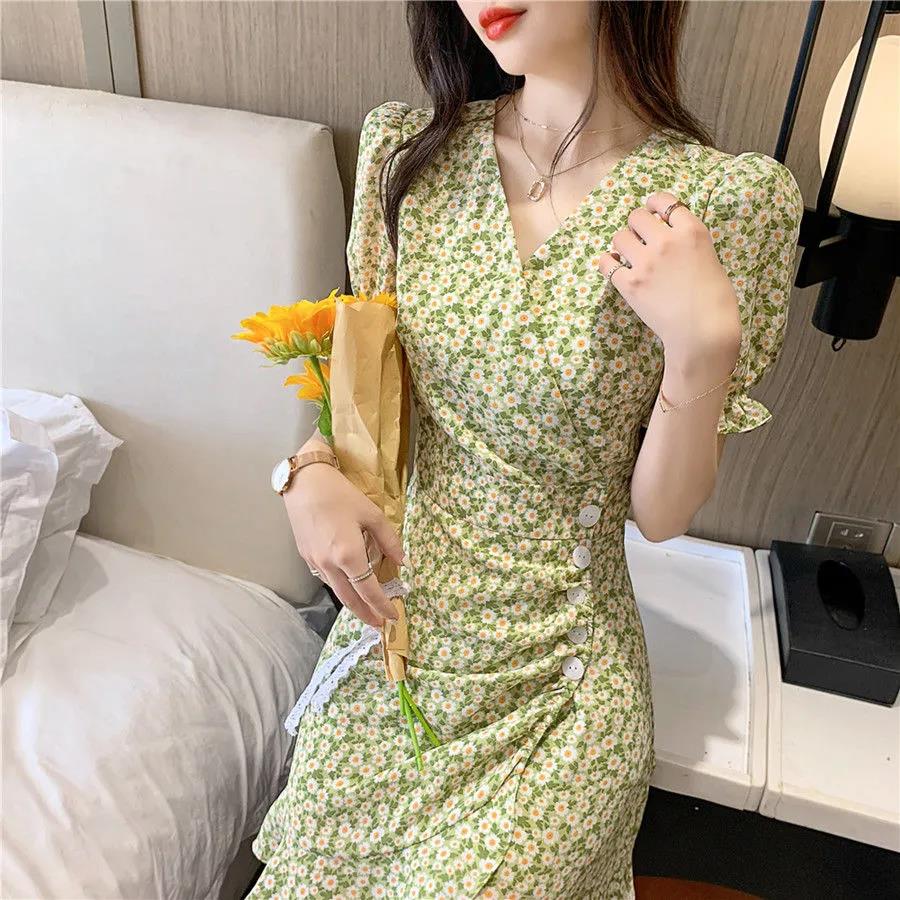 碎花連衣裙女2025新款v領高腰顯瘦泡泡袖設計感法式小個子短裙子