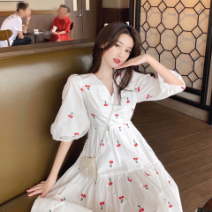 2025年新款茶歇法式桔梗復古溫柔風v領泡泡袖碎花連衣裙子女夏季