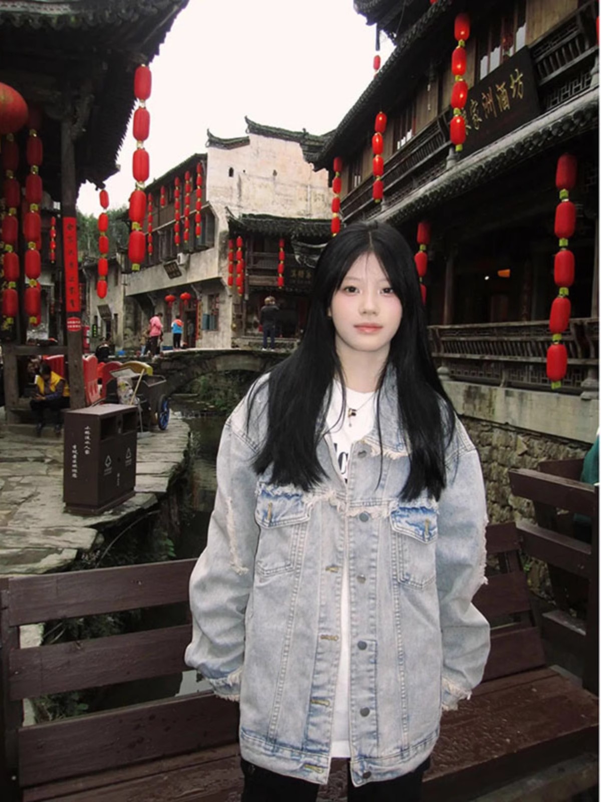 A large number of retro high street trendy brand oversized workwear washed distressed ripped denim jackets for women in spring and autumn