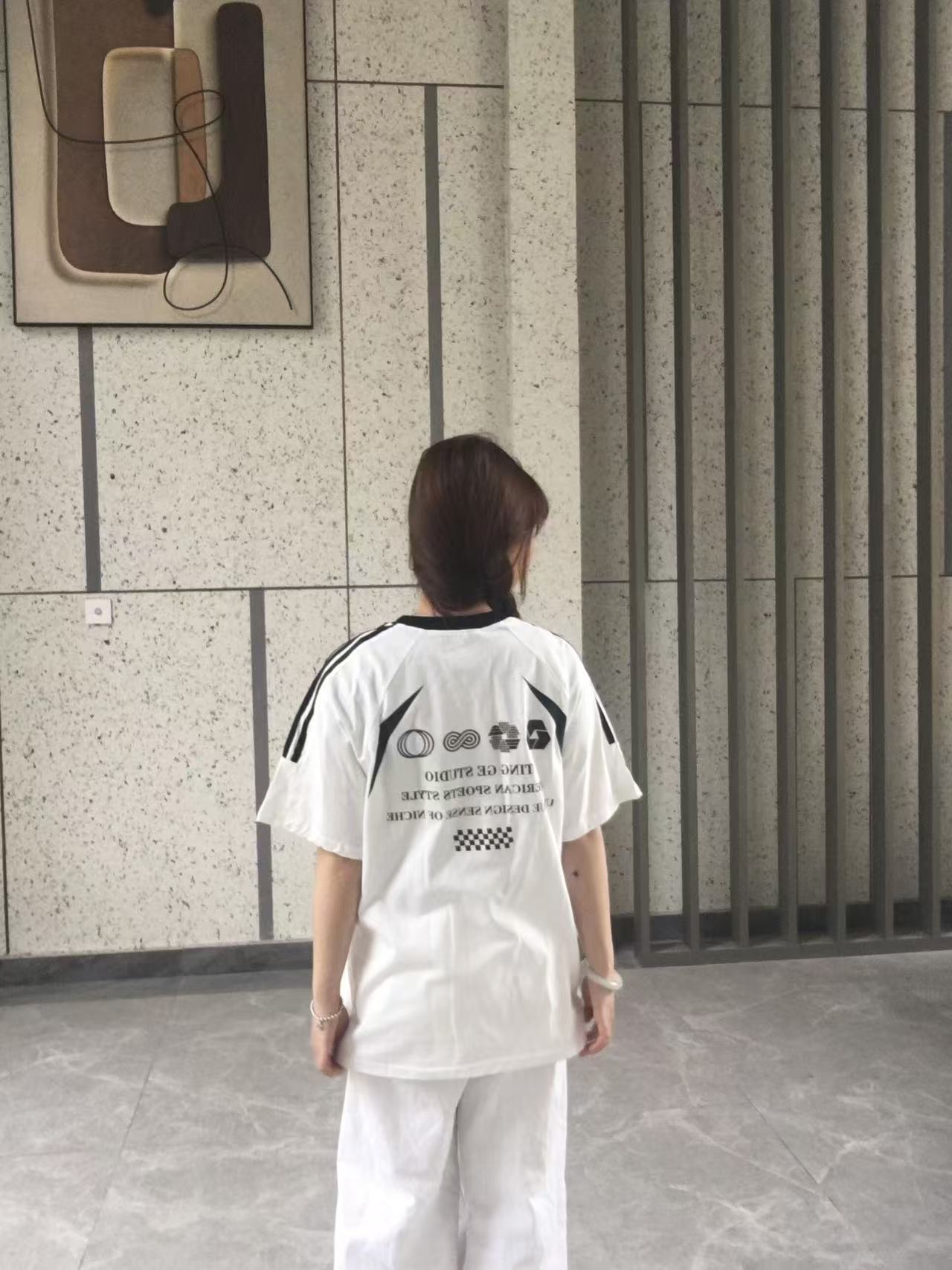 高質量純棉200克21支精梳緊密印花三條槓寬鬆大版落肩短袖恤女