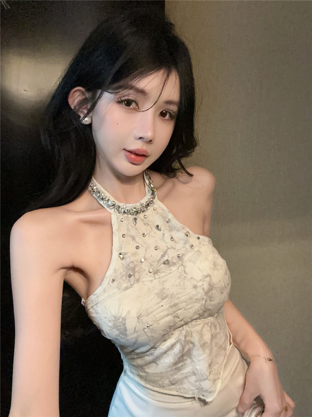 Real shot of retro hot girl tie-dye halter neck heavy industry diamond-inlaid design to make her look slim and versatile sexy sleeveless top