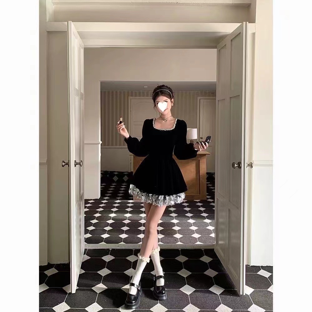高級感春秋季亮片拼接新款方領連衣裙法式收腰赫本氣質黑色裙子