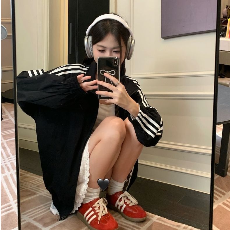 Casual versatile contrasting sports jacket for women in spring and autumn 2025 new small loose commuter thin lapel top