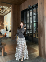 Real shot, slim off-shoulder style long-sleeved base T-shirt top + plaid long skirt
