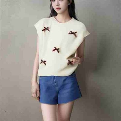 2025 summer new style design style round collar three-dimensional decorative bow knitted sleeveless vest short top