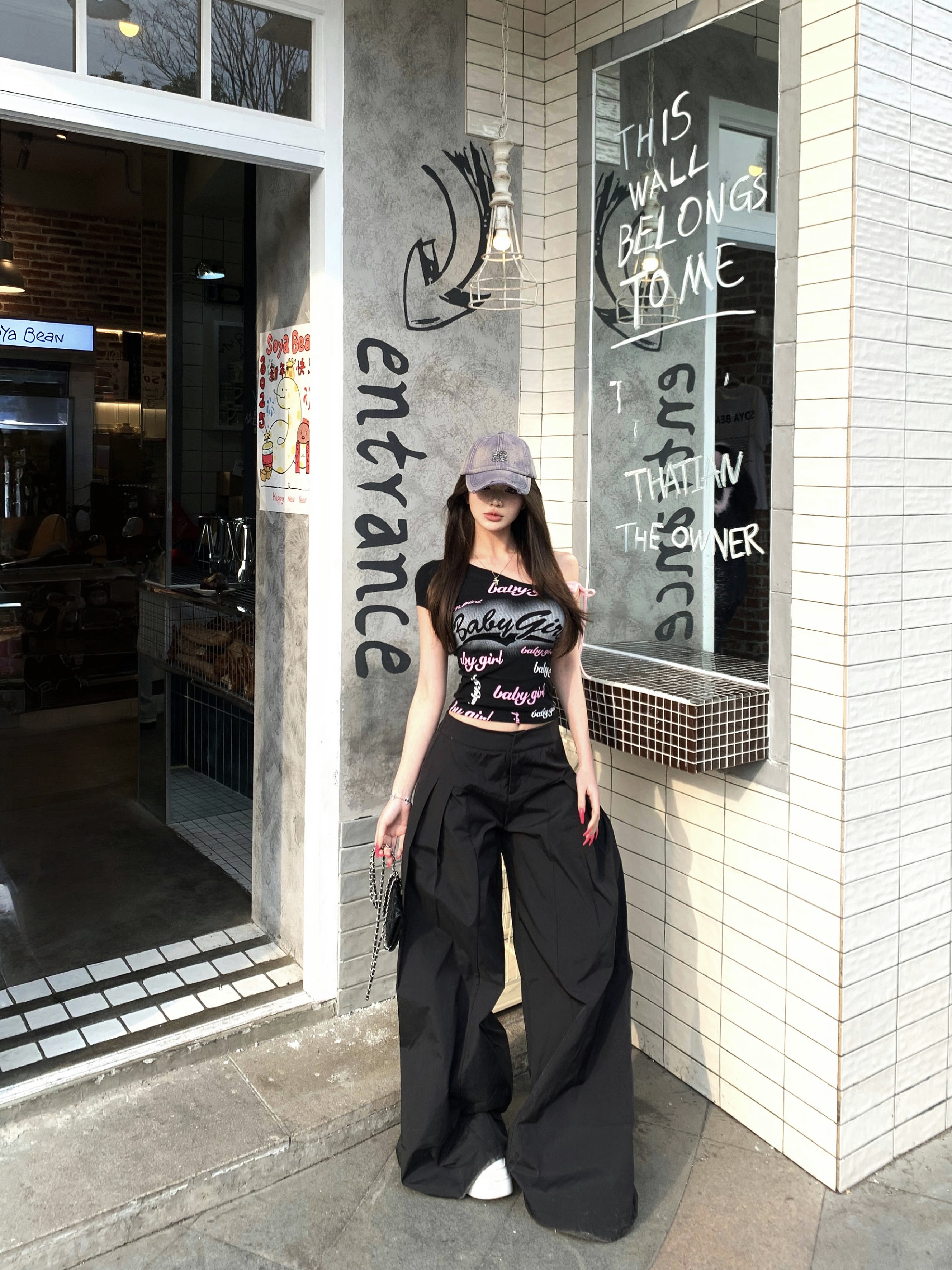 Real shot of American hot girl fake two-piece off-shoulder slim T-shirt for women with casual wide-leg work pants two-piece set