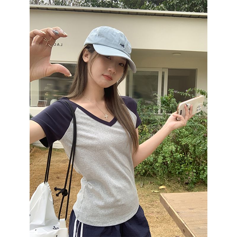 Real shot of new summer color-blocking ragdoll short-sleeved T-shirt American retro V-neck slim fit inner versatile top