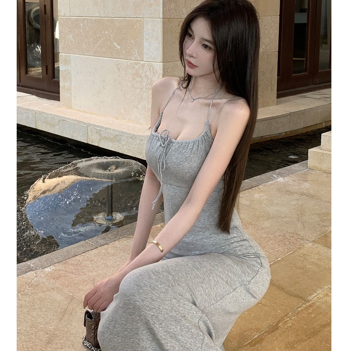 淺灰色系帶掛脖連衣裙夏性感純欲修身掐腰版型吊帶露背高級感長裙