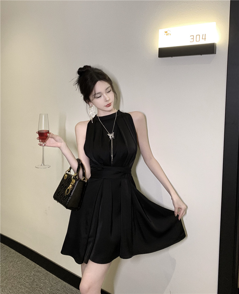 掛脖連衣裙女性感純欲黑色無袖高級感氣質御姐裙子生日裙