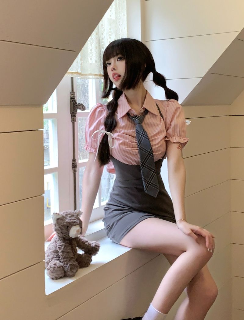 Korean slim waist-hugging strap dress for women's summer new pink striped short-sleeved fake two-piece skirt