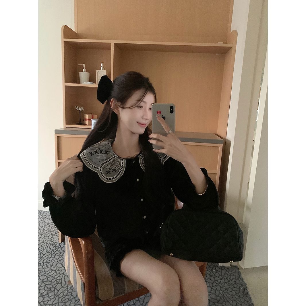 French temperament design pearl button shirt women's 2025 spring new slim velvet puff sleeve top
