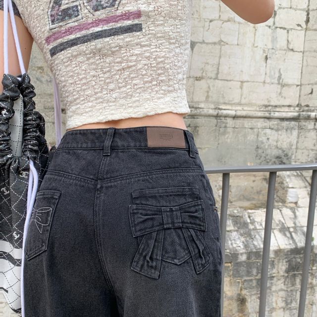Rear pocket bow straight jeans