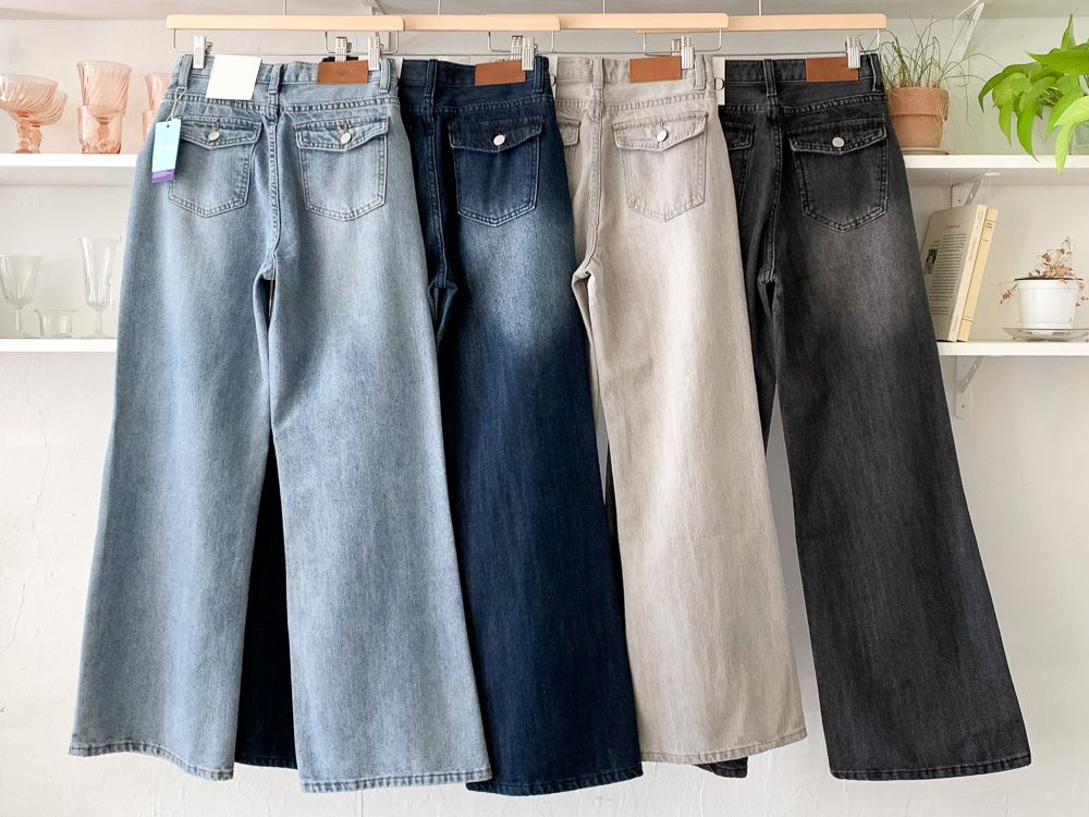 Loose water-washed jeans in the back pocket