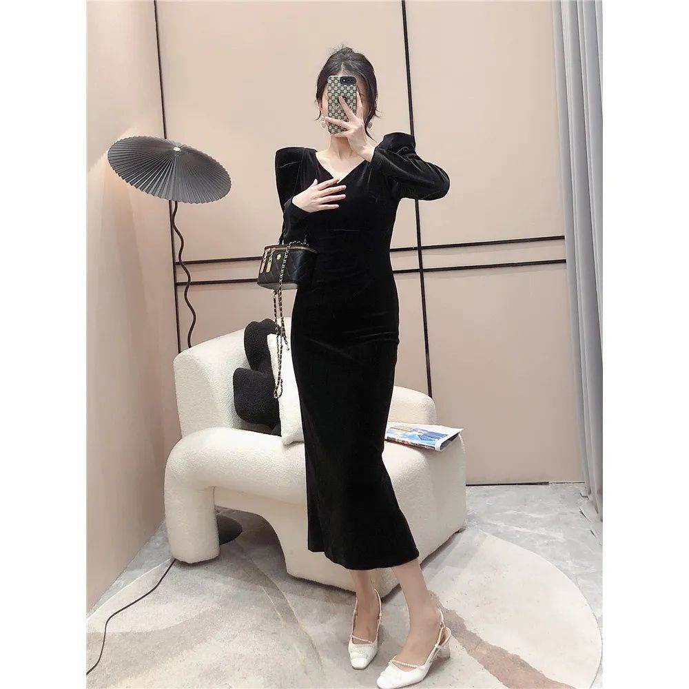 The new high-waisted hip slim velvet dress for women in spring and autumn 2025 new high-waisted hip slit dress for women